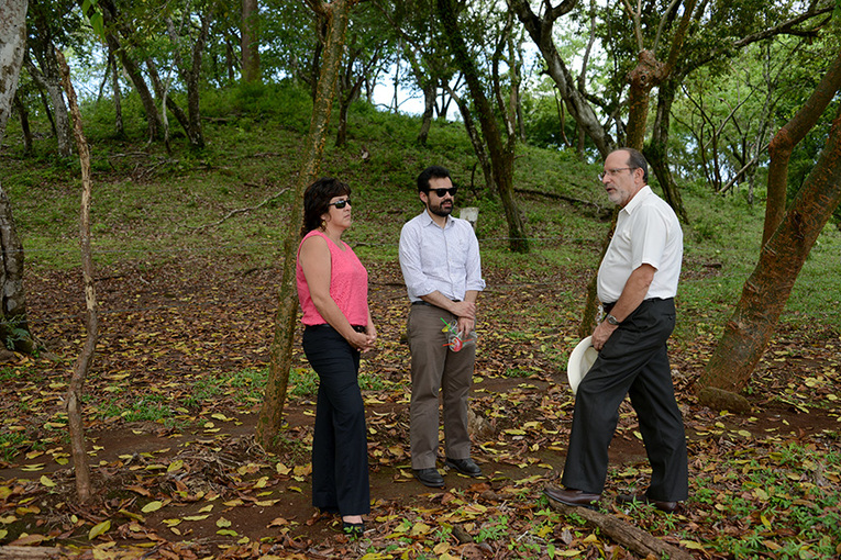 El rector y sus colaboradores hicieron un recorrido por el terreno, que posee muchos árboles y …