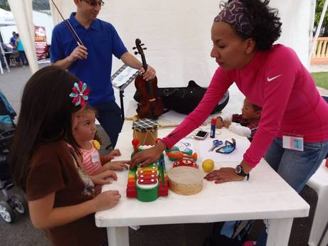 Niños con instrumentos de música.