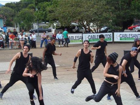 Jóvenes bailando