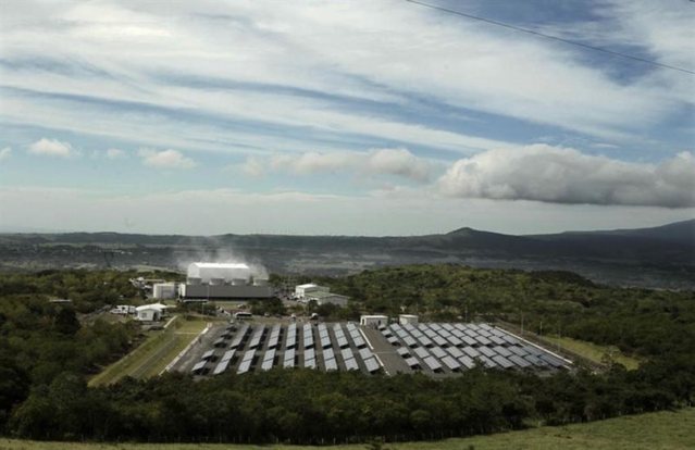 Actualmente el ICE prueba la generación de energías limpias en el Parque Solar Miravalles, …
