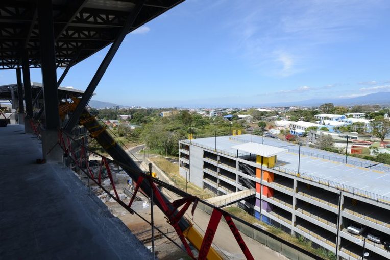 Adyacente se ubica uno de los edificios de parqueo con capacidad para 500 vehículos (foto Jorge …