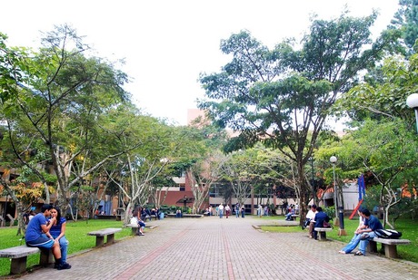 La Plaza 24 de Abril ubicada frente a la Facultad de Ciencias Sociales es un homenaje en recuerdo …