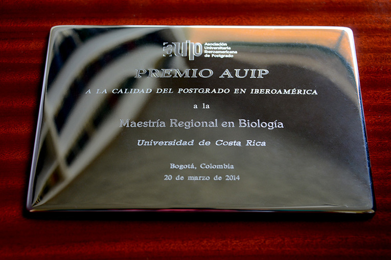 El premio de la AUIP consistió en esta placa y en un certificado (foto Laura Rodríguez).