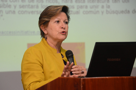 La Mag. Saray Córdoba González durante la conferencia del Dr. Elías Sanz Casado en la UCR, …