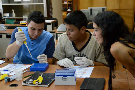 Estudiantes y profesora de colegio Futuro Verde