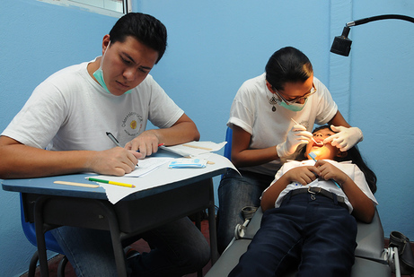 atención odontologica con niños escolares
