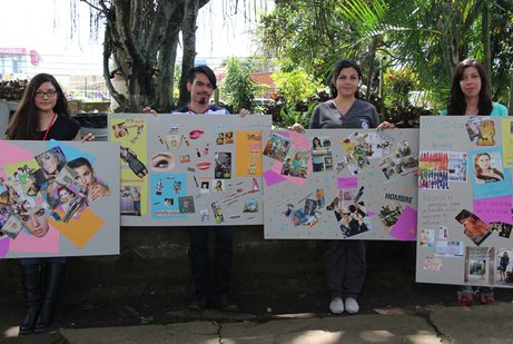 Estudiantes con carteles