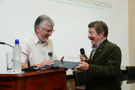 Entrega de certificado a José María Gutiérrez