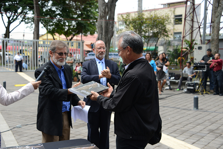 Entrega del libro a sus autores