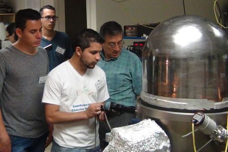 Estudiantes en laboratorio de Física