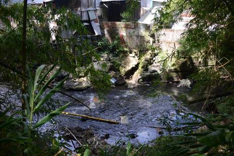 río contaminado