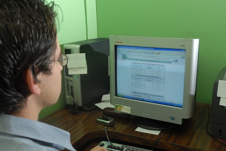 Estudiantes haciendo trámites