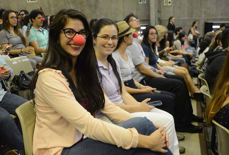 Público con nariz de payaso