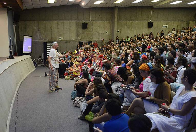 Patch Adams en el Auditorio de Derecho