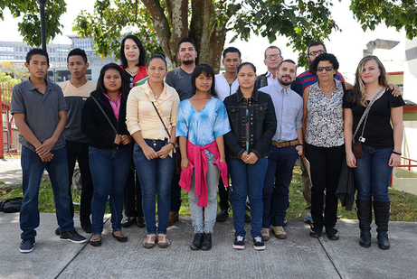 Estudiantes indígenas, vicerrectora de Vida Estudiantil y funcionarios de la UCR