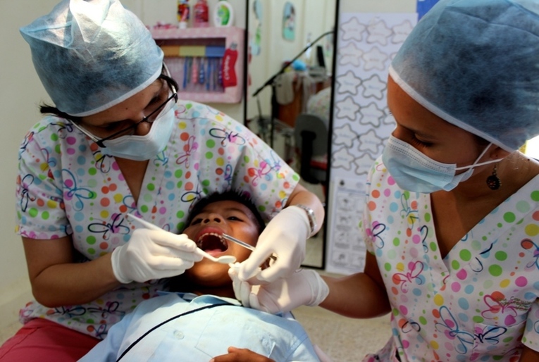 Estudiantes de odontología brindan atención a pacientes indígenas Ngöbe ubicados en la zona de …