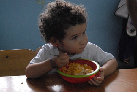 Preescolar comiendo