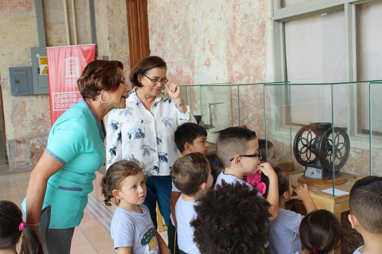Niños y niñas de escuelas públicas y privadas realizan las visitas guiadas que ofrece el Museo. …