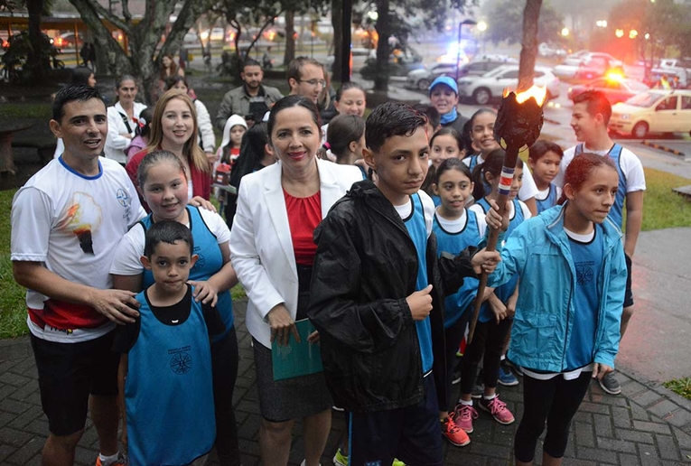 Niños, niñas y jóvenes esperan llegada de la antorcha