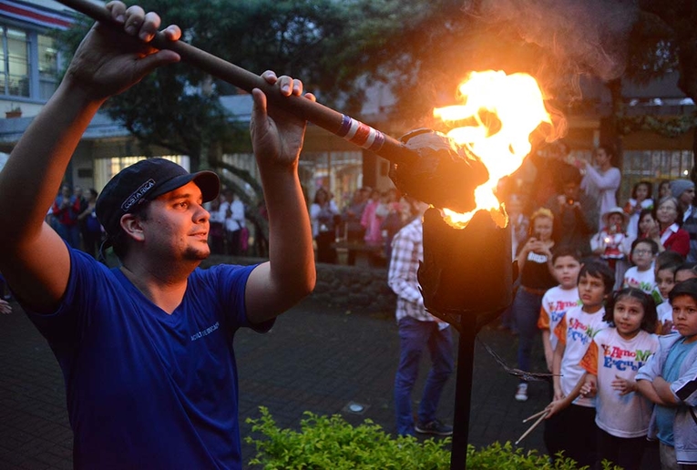 Encendido del pebetero en Facultad de Educación