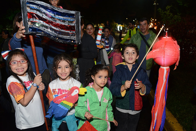 Niños y niñas con sus faroles