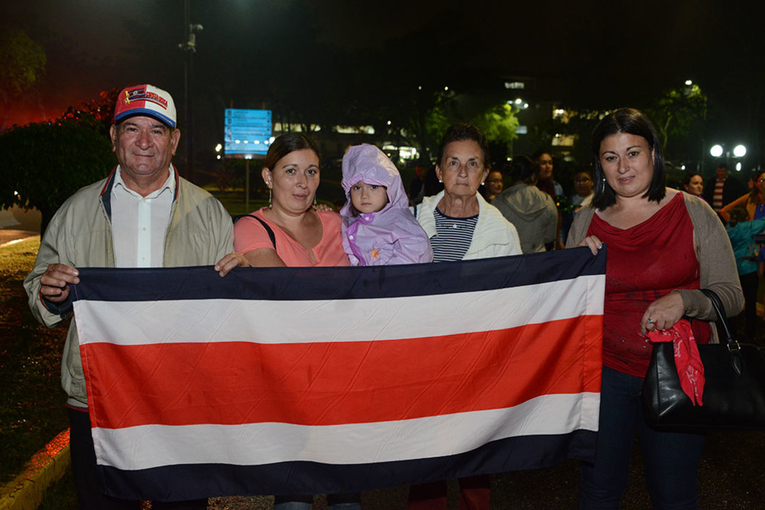 Familia participando en el Desfile de Faroles