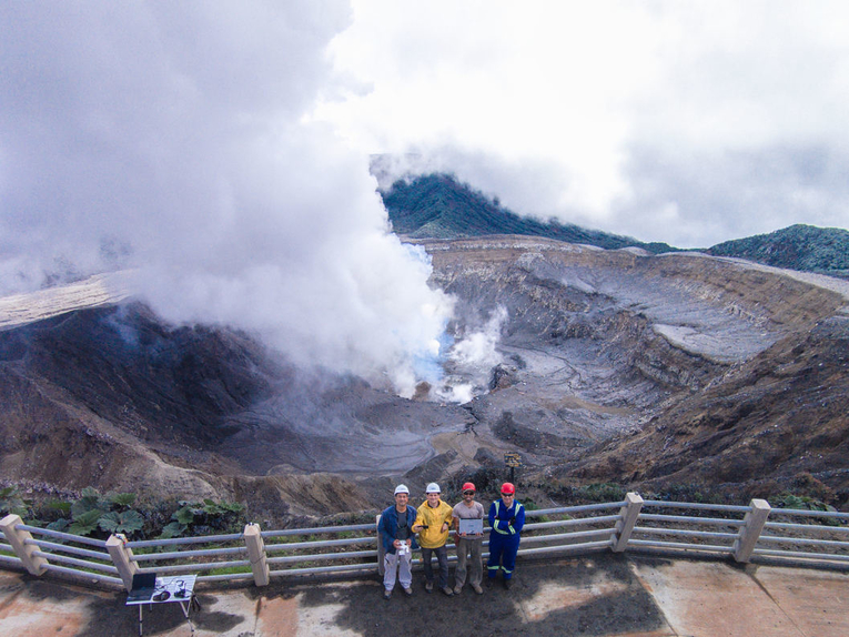 La pluma del volcán Poás, otro de los colosos activos de Costa Rica, ha sido medida con drones …