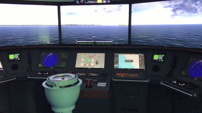 El puente de mando del simulador naval de la Sede del Caribe incluye todos los componentes …
