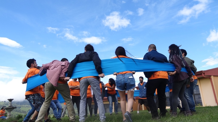 Jóvenes participan en un juego de ronda