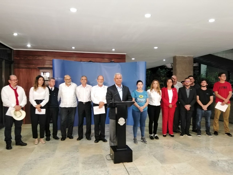  El ministro de la Presidencia, Víctor Morales, anuncia los acuerdos entre las universidades …