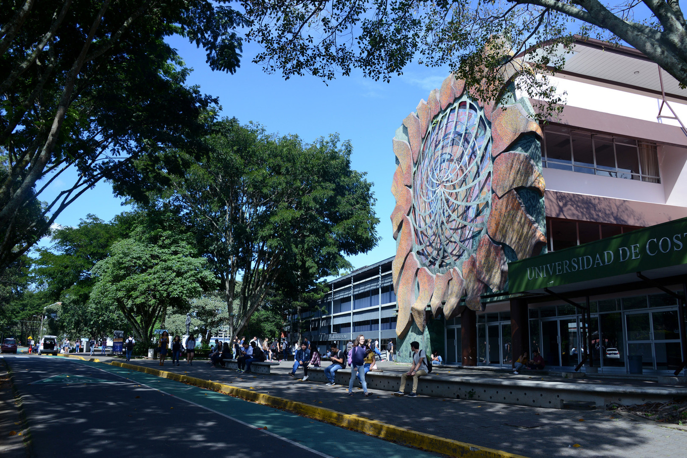 Mosaico del Girasol en la Escuela de Estudios Generales