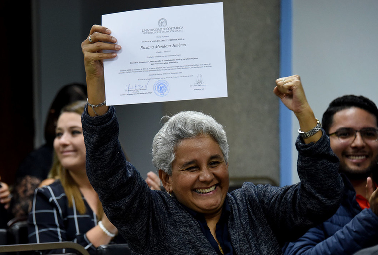 La trabajadora doméstica Roxana Mendoza Jiménez celebró con entusiasamo al recibir el certificado …