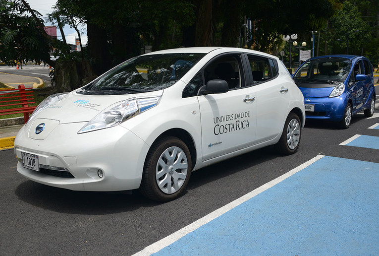 Dos de los vehículos eléctricos con los que cuenta la UCR fueron expuestos en el acto oficial del …