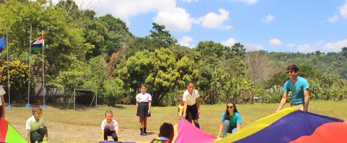 Niños con útiles de la UCR