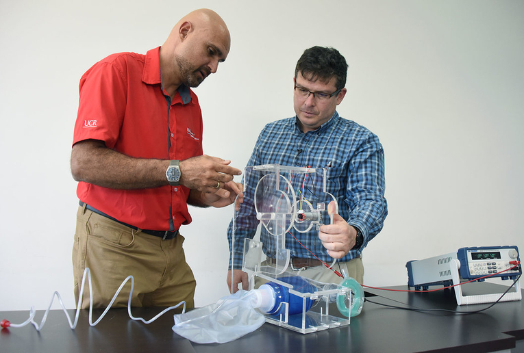  El Dr. Eduardo Calderón Obaldía y el Dr. Elian Conejo realizan pruebas con el prototipo de …