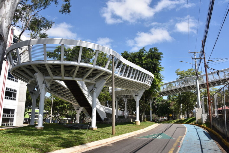 El nuevo puente peatonal construido en este 2020 conecta a la Ciudad Universitaria Rodrigo Facio …