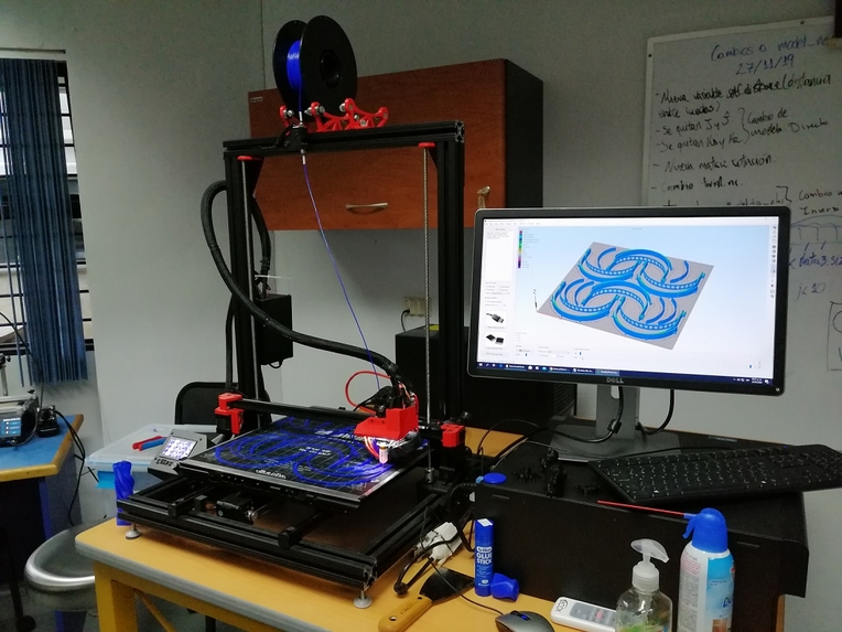 Esta impresora 3D en particular realiza la impresión de seis protectores faciales al mismo …