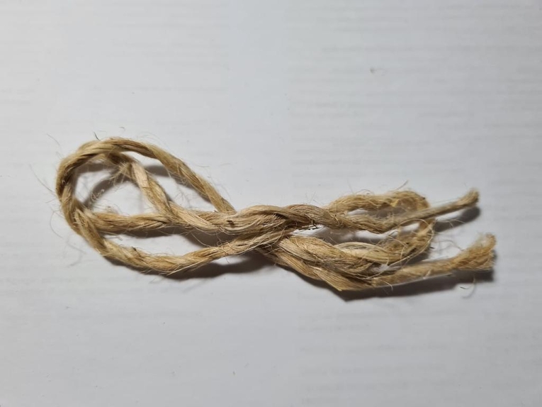 Esta es la cuerda natural que resulta del proceso de aprovechamiento del rastrojo de la piña. …