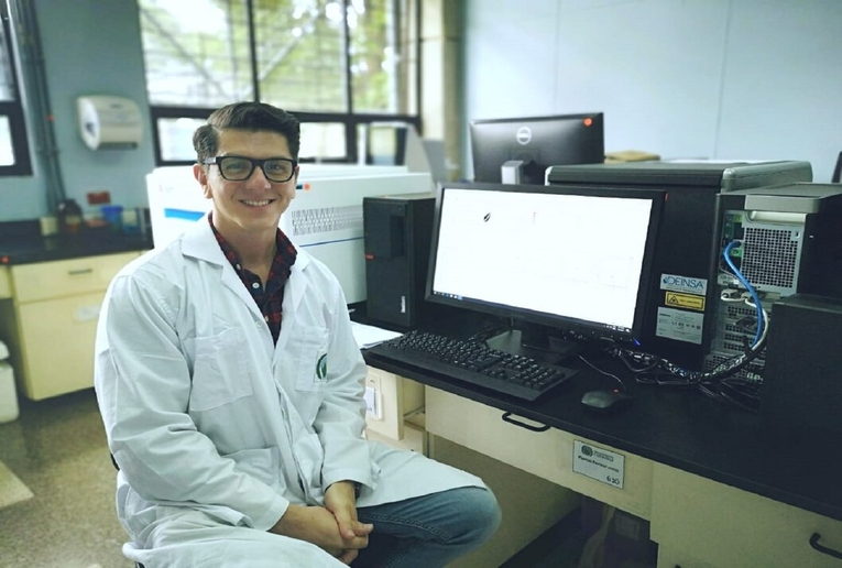Él es el Dr. Javier Mora, microbiólogo del CIET-UCR, encargado de la medición de las …