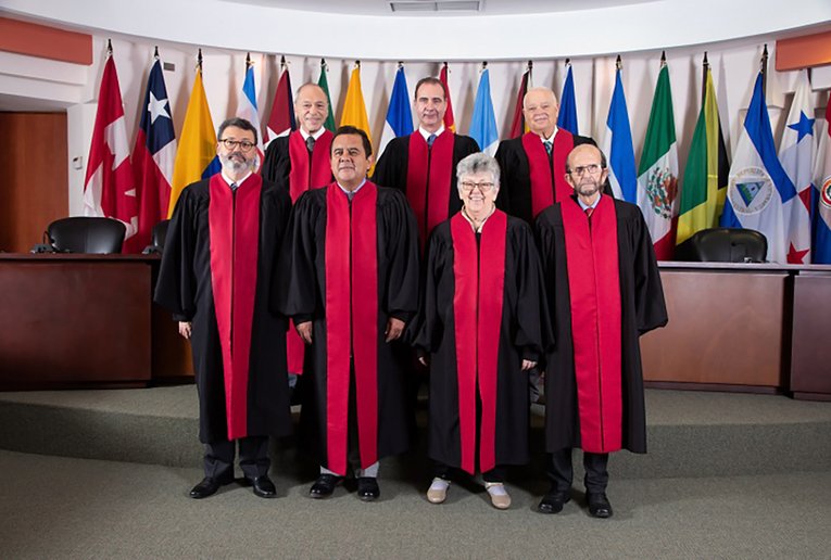 Integrantes actuales de la Corte Interamericana de Derechos Humanos. De izquierda a derecha: …