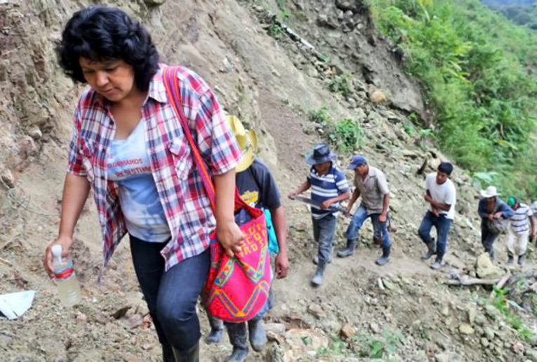 Foto de Berta Cáceres Flores, lideresa hondureña lenca, asesinada el 3 de marzo del 2016. Imagen …