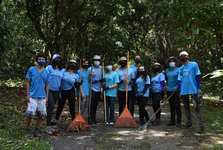 Grupo del Programa de Voluntariado en el vivero de la UCR en la Finca Experimental Santa Ana