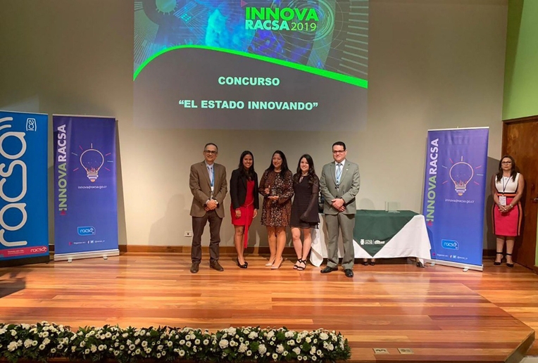 La M.Sc. Angélica Vega (al centro) recibió en el 2019 un reconocimiento para el InnovaapUCR por …