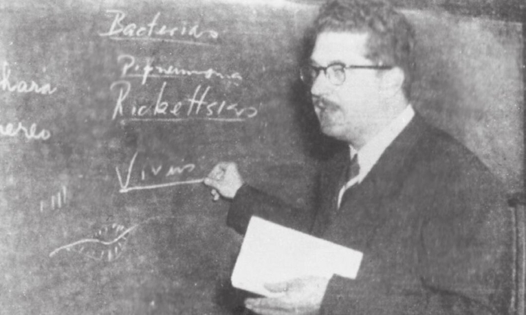 En la fotografía se ve al Dr. Trejos impartiendo clases en 1949. Foto cortesía de la Facultad de …