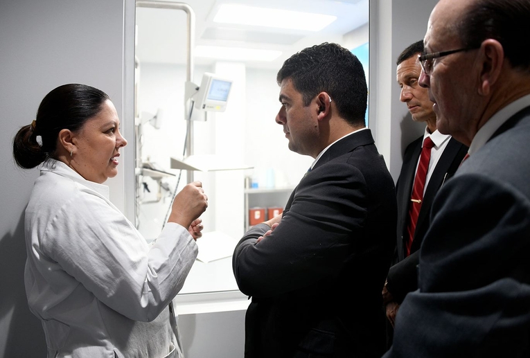 Mónica Díaz, radiofarmaceútica del ciclotrón, le explica al presidente ejecutivo de la CCSS, …