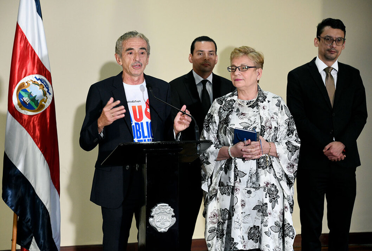 En conferencia de prensa, Rodrigo Arias, presidente del Conare y rector de la UNED, junto con Ana …