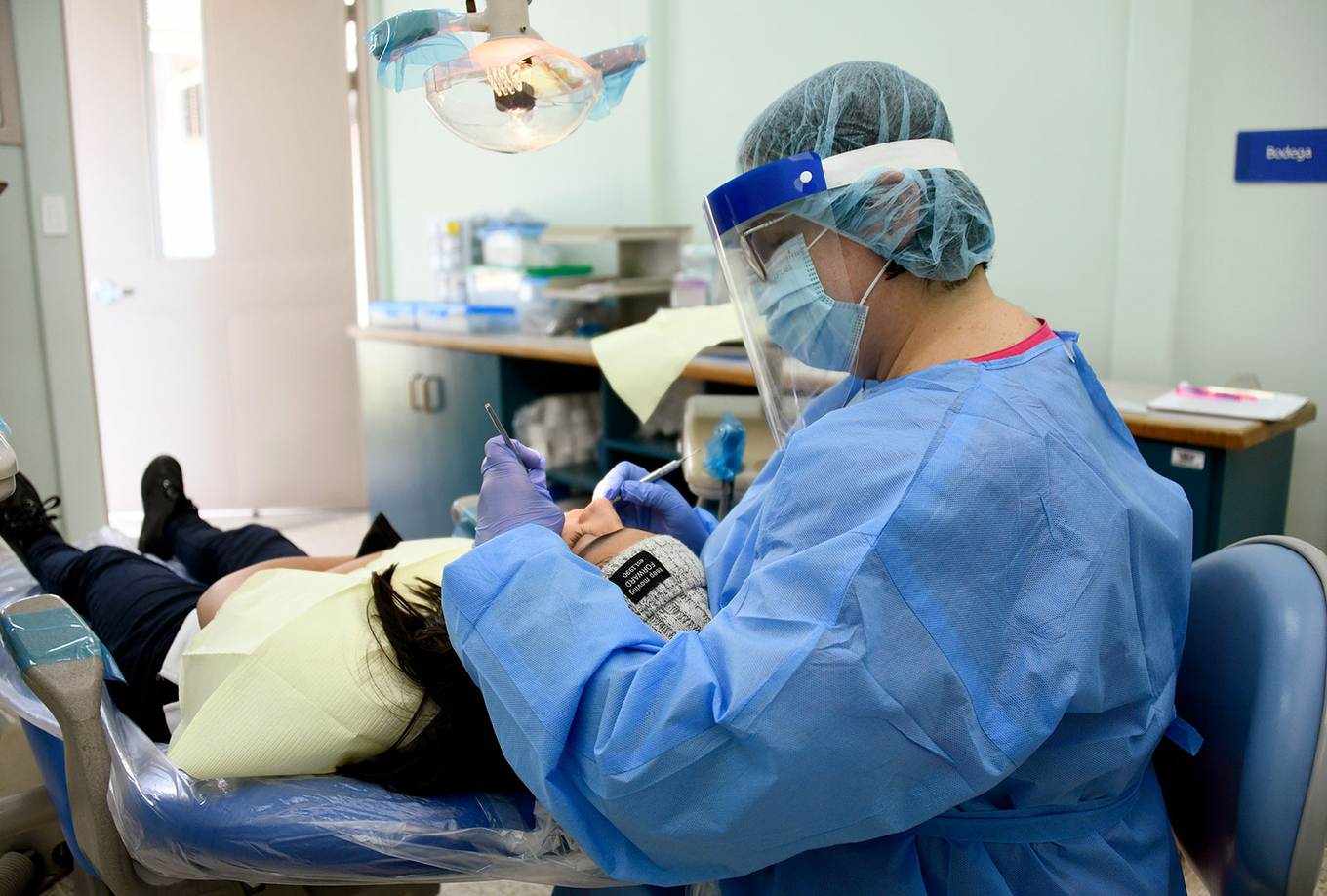 Niña con discapacidad recibe atención odontológica