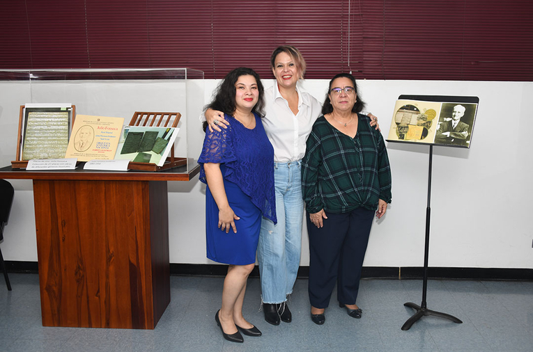 Anette Seas, Susan Campos y Zamira Barquero, del Archivo Histórico Musical.