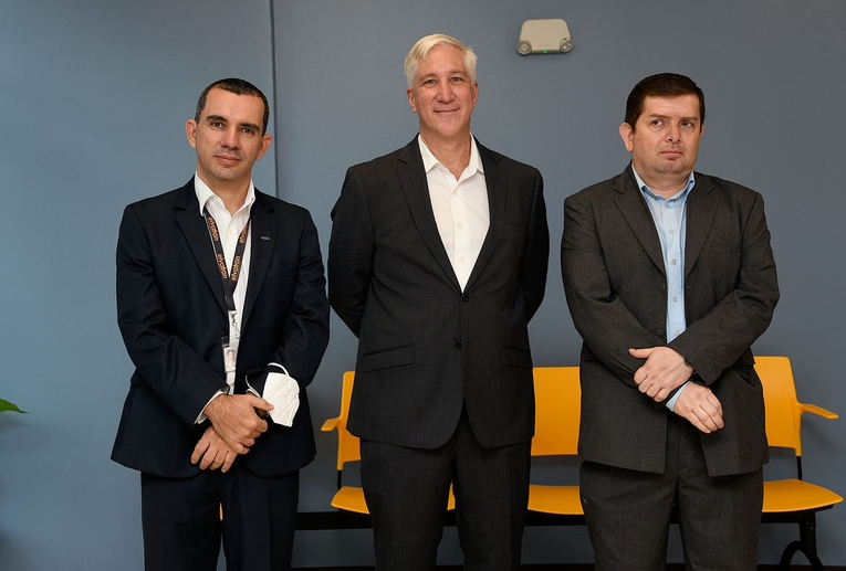 Marlon López Jimenez y Pablo Mata Castro acompañan al gerente general de la empresa Elvatron, …
