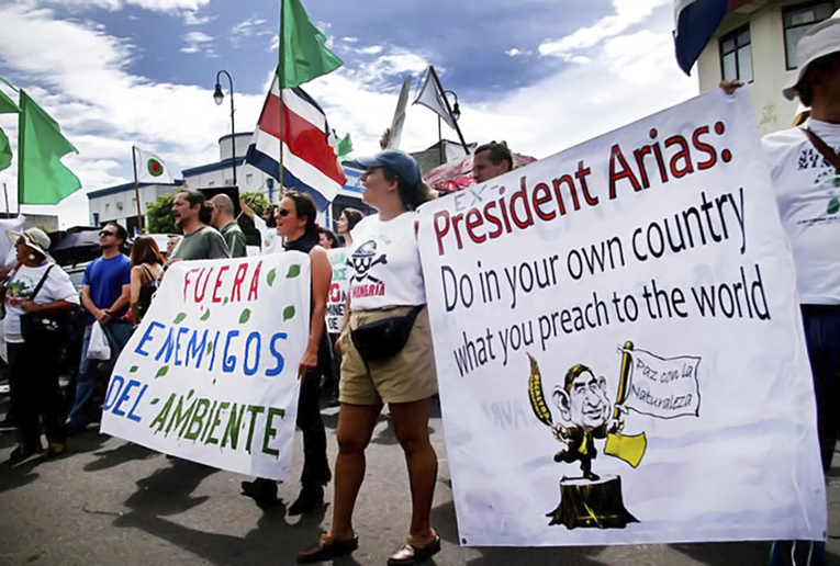 Foto de manifestaciones contra el proyecto minero de Crucitas en Costa Rica. Imagen extraída del …